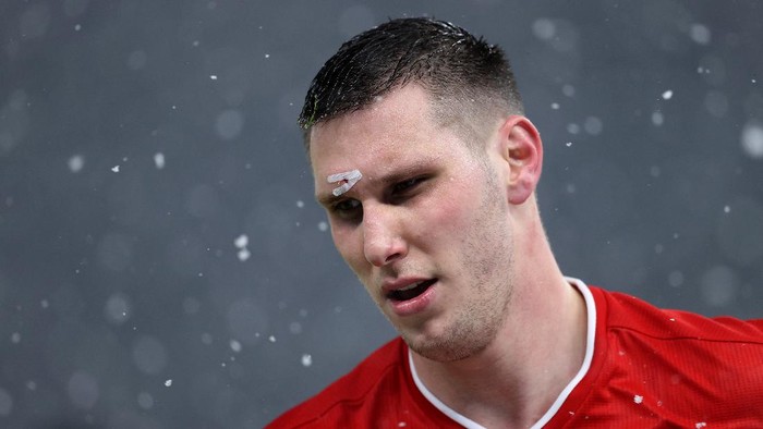 BERLIN, GERMANY - FEBRUARY 05: Niklas Suele of Muenchen is seen with a cut during the Bundesliga match between Hertha BSC and FC Bayern Muenchen at Olympiastadion on February 05, 2021 in Berlin, Germany. (Photo by Boris Streubel/Getty Images)