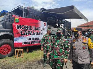 Saat Pangdam Jaya-Kapolda Metro Temui Korban Banjir di Bekasi
