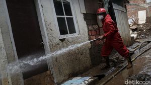 Kala Petugas Damkar Bantu Bersihkan Rumah Warga Pascabanjir