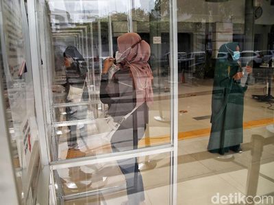Foto: Pembatalan Tiket Perjalanan Kereta Api Jarak Jauh Imbas Banjir