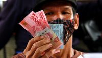 Antusias Warga Cairkan BST Rp 300 Ribu di Depok