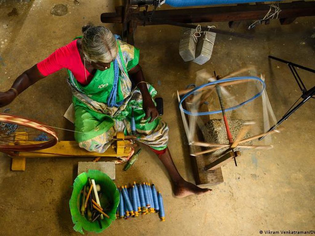 Penenun India Beralih ke Alat Tenun Tradisional untuk Lindungi Lingkungan Penenun India Beralih ke Alat Tenun Tradisional untuk Lindungi Lingkungan