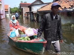 Ini Bukan Kalimantan Tapi Pekalongan, Penjual Sayur Berperahu Gegara Banjir