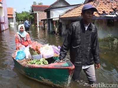Gegara Banjir, Pedagang Sayur di Pekalongan Jualan Pakai Perahu