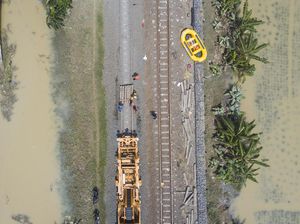 Banjir Mulai Surut, Perbaikan Rel Kereta Tergenang di Bekasi Dikebut