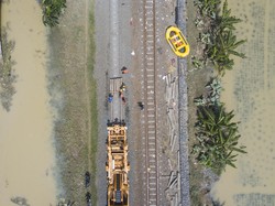 Banjir Mulai Surut, Perbaikan Rel Kereta Tergenang di Bekasi Dikebut