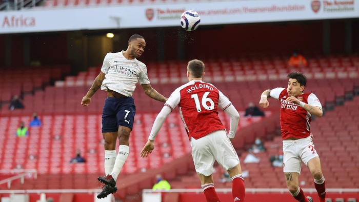 LONDON, ENGLAND - FEBRUARY 21: Raheem Sterling of Manchester City scores his teams first goal during the Premier League match between Arsenal and Manchester City at Emirates Stadium on February 21, 2021 in London, England. Sporting stadiums around the UK remain under strict restrictions due to the Coronavirus Pandemic as Government social distancing laws prohibit fans inside venues resulting in games being played behind closed doors. (Photo by Julian Finney/Getty Images)