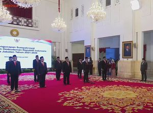 Sumpah-Janji Anggota Ombudsman 2021-2026 di Istana