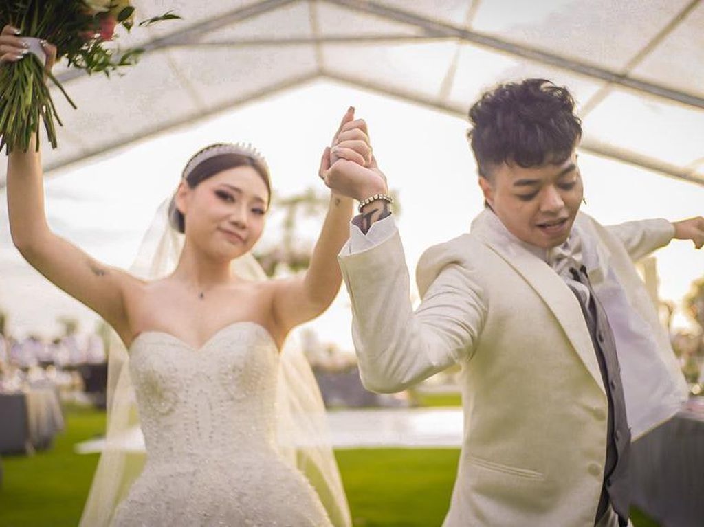 Reza Arap dan Wendy Walters Resmi Menikah di Bali Reza Arap dan Wendy Walters Resmi Menikah di Bali