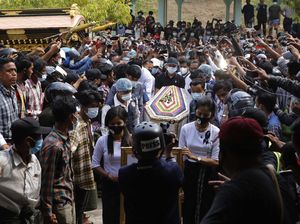 Gelombang Unjuk Rasa Terus Bergulir di Myanmar, Warga Mengangkat Tiga Jari