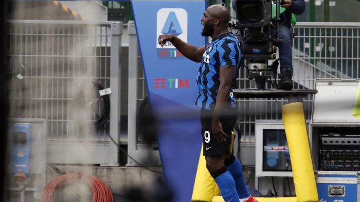 romelu lukaku inter milan serie a liga italia ac milan vs inter milan Inter Milans Romelu Lukaku celebrates after scoring his sides third goal during the Serie A soccer match between AC Milan and Inter Milan, at the Milan San Siro Stadium, Italy, Sunday, Feb. 21, 2021. (AP Photo/Antonio Calanni)
