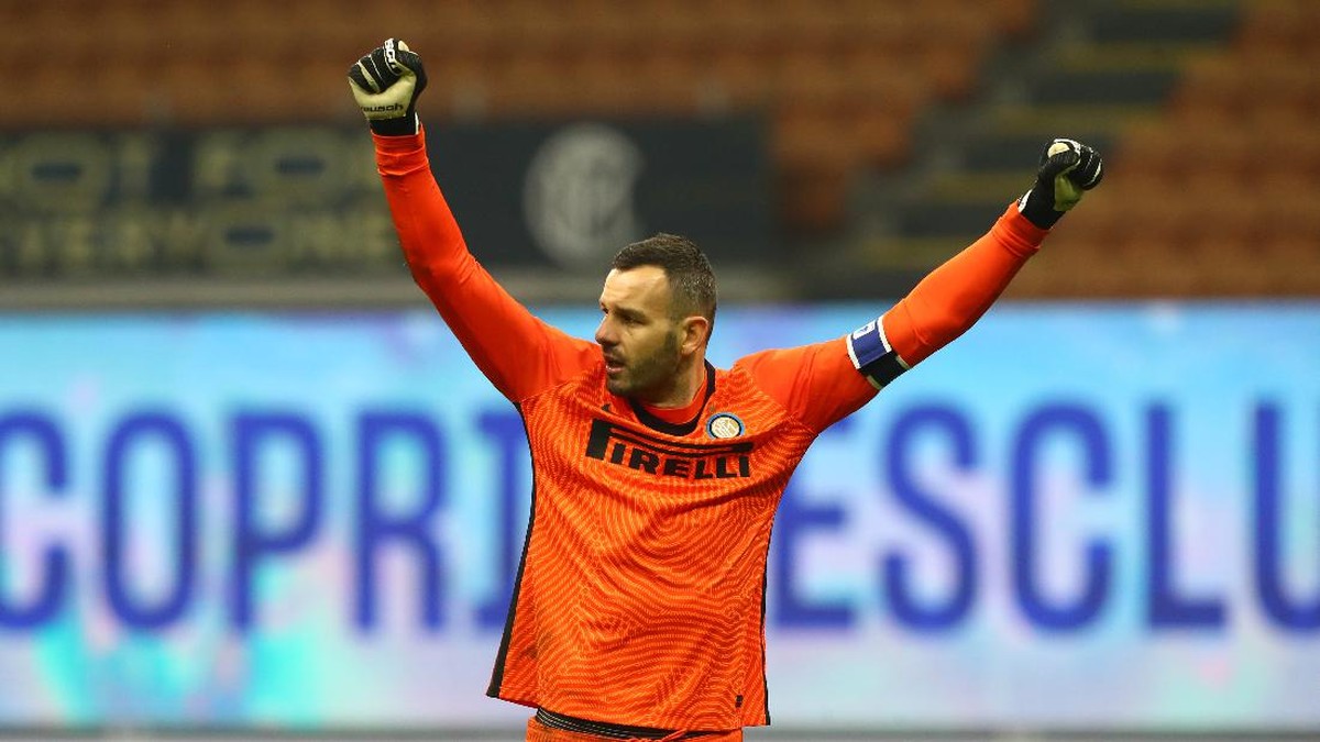 Samir Handanovic tampil gemilang di laga AC Milan vs Inter Milan. (Foto: Getty Images/Marco Luzzani)