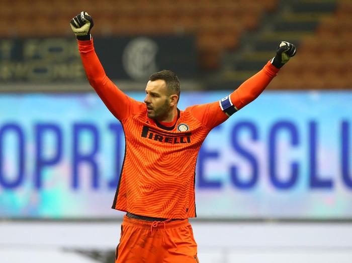 MILAN, ITALY - DECEMBER 16: Samir Handanovic of Inter Milan celebrates during the Serie A match between FC Internazionale and SSC Napoli at Stadio Giuseppe Meazza on December 16, 2020 in Milan, Italy. Sporting stadiums around Italy remain under strict restrictions due to the Coronavirus Pandemic as Government social distancing laws prohibit fans inside venues resulting in games being played behind closed doors. (Photo by Marco Luzzani/Getty Images )