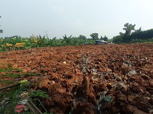 Sampah Selapangan Bola di Bekasi Ditutup Tanah, Warga Sambut Baik Sampah Selapangan Bola di Bekasi Ditutup Tanah, Warga Sambut Baik