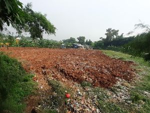 Sampah Selapangan Bola di Bekasi Diangkut Sebagian, Sisanya Ditutup Tanah Sampah Selapangan Bola di Bekasi Diangkut Sebagian, Sisanya Ditutup Tanah