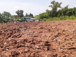 Sampah Selapangan Bola Bekasi Ditutup Tanah, Warga Tak Lagi Keluhkan Bau