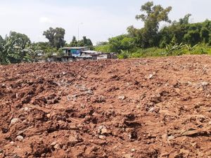 Sampah Selapangan Bola Bekasi Ditutup Tanah, Warga Tak Lagi Keluhkan Bau Sampah Selapangan Bola Bekasi Ditutup Tanah, Warga Tak Lagi Keluhkan Bau
