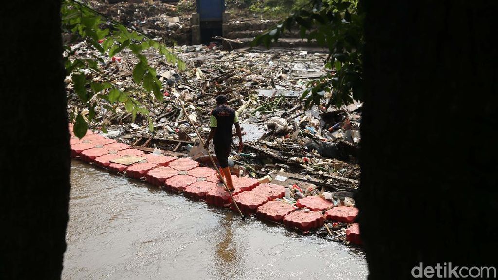 Sampah Sisa Banjir di Kali Sunter Dikeruk Sampah Sisa Banjir di Kali Sunter Dikeruk