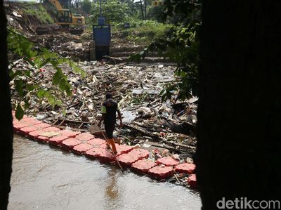 Sampah Sisa Banjir di Kali Sunter Dikeruk