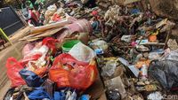 Sampah Sisa Banjir Menumpuk di Petogogan