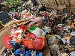 Sampah Sisa Banjir Menumpuk di Petogogan