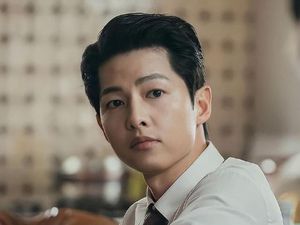 8 Foto Terbaru Song Joong Ki di Drakor Vincenzo, Gantengnya Bikin Meleleh 8 Foto Terbaru Song Joong Ki di Drakor Vincenzo, Gantengnya Bikin Meleleh