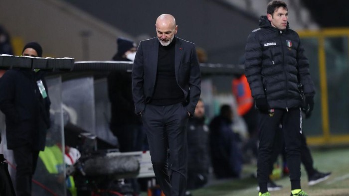 LA SPEZIA, ITALY - FEBRUARY 13: Stefano Pioli manager of AC Milan reacts during the Serie A match between Spezia Calcio  and AC Milan at Stadio Alberto Picco on February 13, 2021 in La Spezia, Italy.  (Photo by Gabriele Maltinti/Getty Images)