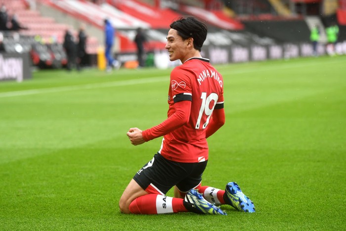 SOUTHAMPTON, ENGLAND - FEBRUARY 20: Takumi Minamino of Southampton celebrates after scoring his teams first goal during the Premier League match between Southampton and Chelsea at St Marys Stadium on February 20, 2021 in Southampton, England. Sporting stadiums around the UK remain under strict restrictions due to the Coronavirus Pandemic as Government social distancing laws prohibit fans inside venues resulting in games being played behind closed doors. (Photo by Neil Hall - Pool/Getty Images)
