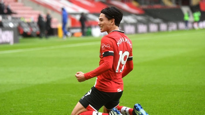SOUTHAMPTON, ENGLAND - FEBRUARY 20: Takumi Minamino of Southampton celebrates after scoring his teams first goal during the Premier League match between Southampton and Chelsea at St Marys Stadium on February 20, 2021 in Southampton, England. Sporting stadiums around the UK remain under strict restrictions due to the Coronavirus Pandemic as Government social distancing laws prohibit fans inside venues resulting in games being played behind closed doors. (Photo by Neil Hall - Pool/Getty Images)