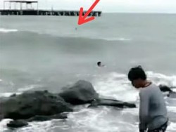Viral 2 Pria di Sulsel Terjun ke Gelombang Tinggi Selamatkan Bocah Tenggelam