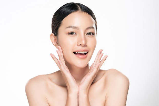 Tepuk-tepuk wajah agar hasil essence lebih maksimal/freepik.com