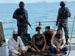 TNI AL Tangkap Basah Aksi Pencurian Kapal Tongkang di Selat Singapura