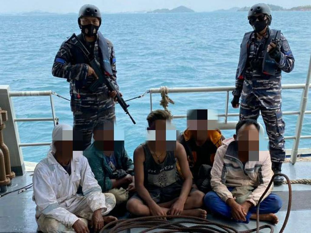 TNI AL Tangkap Basah Aksi Pencurian Kapal Tongkang di Selat Singapura TNI AL Tangkap Basah Aksi Pencurian Kapal Tongkang di Selat Singapura