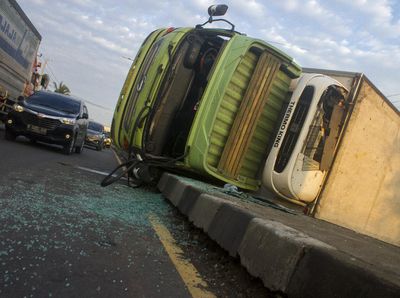 Truk Terguling di Jalur Pantura