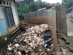 Centang Perenang Sampah di Tanggul Baswedan Usai Banjir di Jatipadang