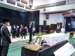 Sandi Pimpin Pelepasan Jenazah Mantan Menparekraf Era Gus Dur dan Megawati