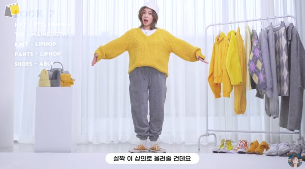 v-neck yellow sweater+gray jogger/foto: https://www.youtube.com/watch?v=VBxhGzYA2s4 v-neck yellow sweater+gray jogger