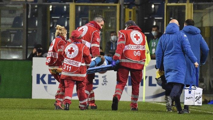 Napolis Victor Osimhen is carried away on a stretcher during a Serie A soccer match between Atalanta and Napoli, in Bergamos Atleti Azzurri dItalia stadium, Italy, Sunday, Feb. 21, 2021. (Gianluca Checchi/LaPresse via AP)