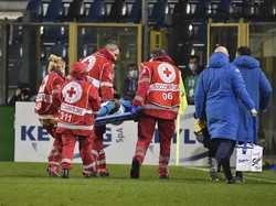 Striker Napoli Cedera Kepala, Sempat Tak Sadarkan Diri Di Lapangan