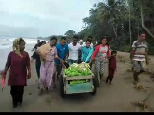 Perjuangan Warga di Seram Maluku Evakuasi Pasien Pakai Gerobak ke Puskesmas Perjuangan Warga di Seram Maluku Evakuasi Pasien Pakai Gerobak ke Puskesmas