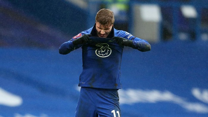 LONDON, ENGLAND - JANUARY 24: Timo Werner of Chelsea reacts after his penalty is saved during The Emirates FA Cup Fourth Round match between Chelsea and Luton Town at Stamford Bridge on January 24, 2021 in London, England. Sporting stadiums around the UK remain under strict restrictions due to the Coronavirus Pandemic as Government social distancing laws prohibit fans inside venues resulting in games being played behind closed doors. (Photo by Catherine Ivill/Getty Images)
