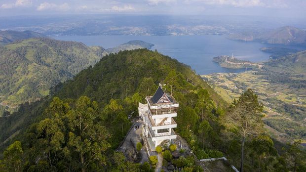WISATA MENARA PANDANG TELE DI DANAU TOBA Foto aerial kawasan wisata menara pandang Tele di Turpuk Limbong, Harian, Kabupaten Samosir, Sumatera Utara, Minggu (21/2/2021). Wisata menara pandang tersebut menyajikan keindahan panorama Danau Toba hingga pegunungan Samosir dari atas ketinggian yang dapat dinikmati oleh wisatawan domestik maupun international. ANTARA FOTO/Nova Wahyudi/wsj.