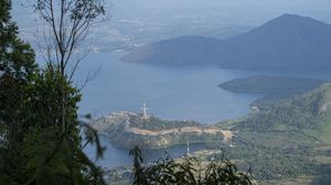 Menikmati Keindahan Danau Toba dari Menara Pandang Tele