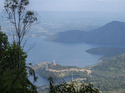 Menikmati Keindahan Danau Toba dari Menara Pandang Tele