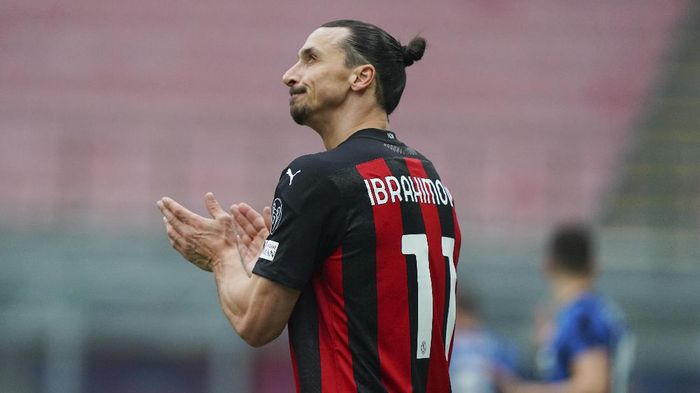zlatan ibrahimovic serie a liga italia ac milan vs inter milan ac milan AC Milans Zlatan Ibrahimovic looks up during the Serie A soccer match between AC Milan and Inter Milan, at the San Siro Stadium in Milan, Italy, Sunday, Feb. 21, 2021. (Spada/LaPresse via AP)