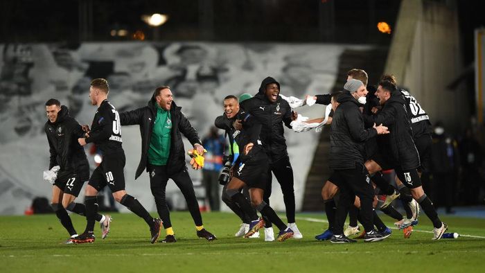 1290365583 MADRID, SPAIN - DECEMBER 09: Alassane Plea of Borussia Moenchengladbach and teammates celebrate on the pitch at full-time after finding out they have qualified for the UEFA Champions League last 16 after the UEFA Champions League Group B stage match between Real Madrid and Borussia Moenchengladbach at Estadio Alfredo di Stefano on December 09, 2020 in Madrid, Spain. Sporting stadiums around Spain remain under strict restrictions due to the Coronavirus Pandemic as Government social distancing laws prohibit fans inside venues resulting in games being played behind closed doors. (Photo by Denis Doyle/Getty Images)