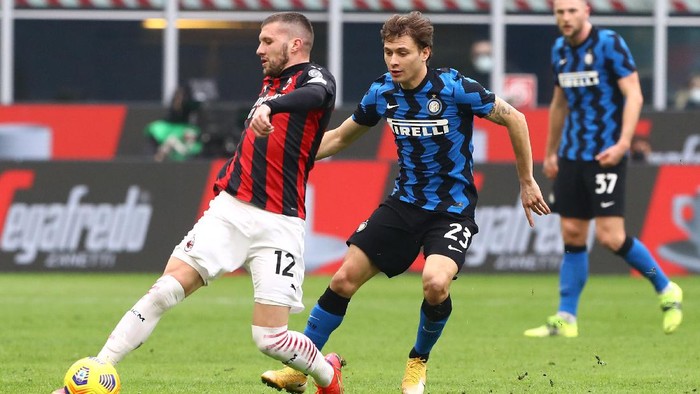 MILAN, ITALY - FEBRUARY 21:  Ante Rebic of AC Milan competes for the ball with Nicolo Barella of Internazionale during the Serie A match between AC Milan  and FC Internazionale at Stadio Giuseppe Meazza on February 21, 2021 in Milan, Italy. (Photo by Marco Luzzani/Getty Images)