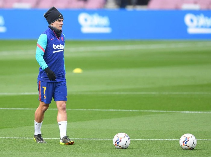 BARCELONA, SPAIN - FEBRUARY 21: Antoine Griezmann of FC Barcelona warms up prior to the La Liga Santander match between FC Barcelona and Cadiz CF at Camp Nou on February 21, 2021 in Barcelona, Spain. Sporting stadiums around Spain remain under strict restrictions due to the Coronavirus Pandemic as Government social distancing laws prohibit fans inside venues resulting in games being played behind closed doors. (Photo by Alex Caparros/Getty Images)