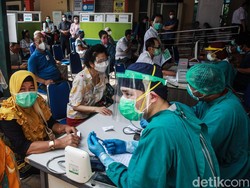 Antar Eyang Vaksin COVID-19? Jangan Dadakan Ya, Daftar Online Dulu!