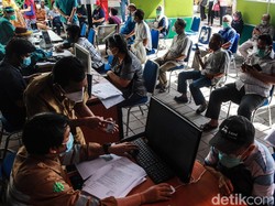 Viral Antrean Panjang Vaksinasi Lansia di RSUD Kembangan, Ini Kata Satgas